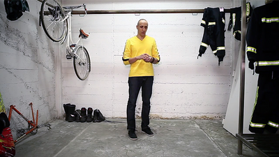 Kung Fu Foot (Gimmick and Online Instructions) by Héctor Mancha - Mystique Factory